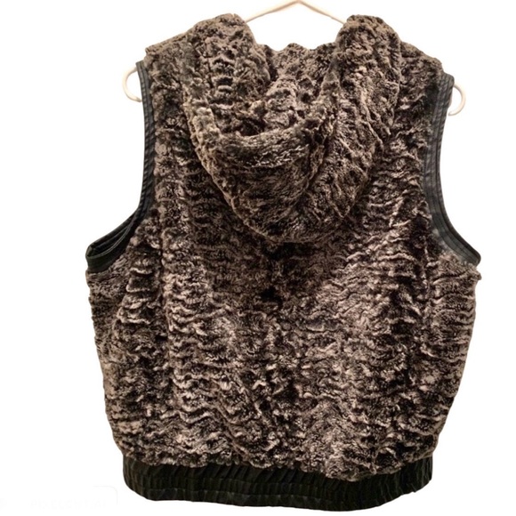 YMI Faux Fur and Vegan Leather Zip Front Vest with Hood Size Large - Picture 2 of 5
